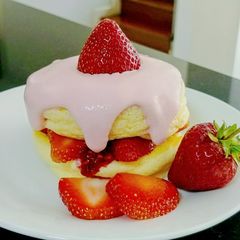A picture of Strawberry souffle pancake.
