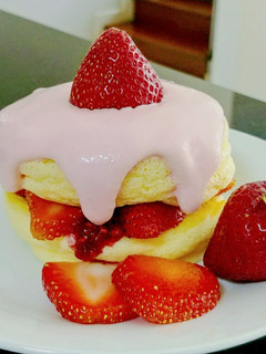 A picture of Strawberry souffle pancake.