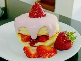 Strawberry souffle pancake