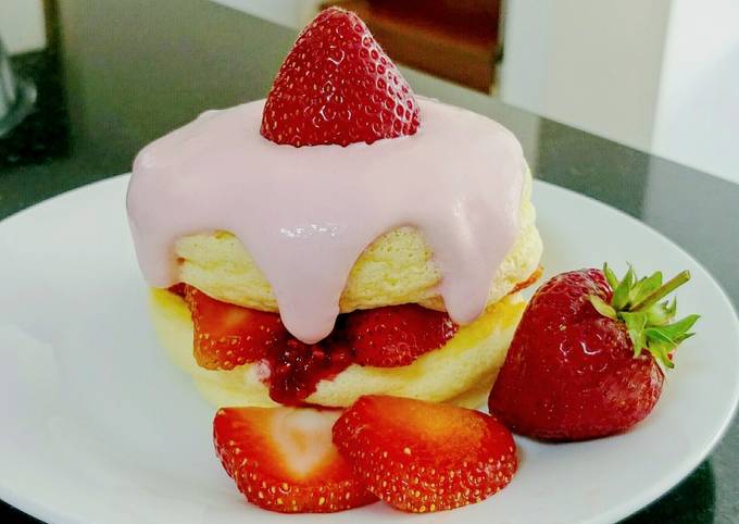 Strawberry souffle pancake