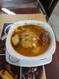 Caldo de carne con bolas de verde