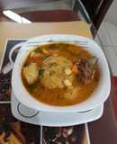 Caldo de carne con bolas de verde