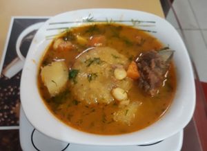 Una foto de Caldo de carne con bolas de verde
