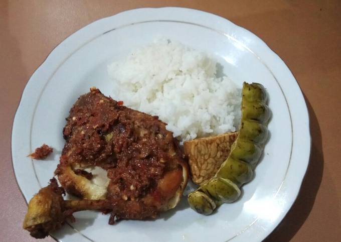 Ayam Geprek Sambal Terasi