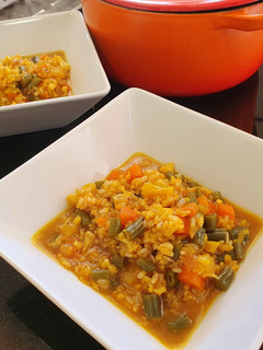 Una foto de Arroz de verduras, hecho con caldo de restos de pavo navideño y gravy