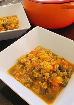 Una foto de Arroz de verduras, hecho con caldo de restos de pavo navideño y gravy