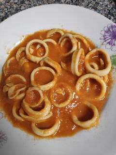 Una foto de Aros de calamar en salsa americana. Thermomix
