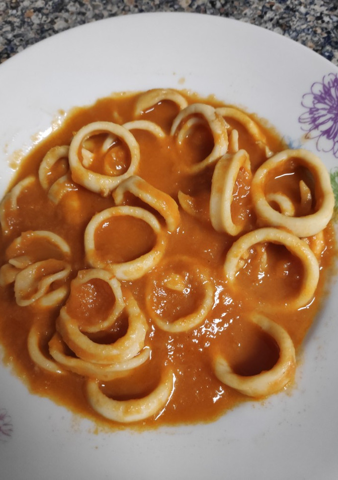 Una foto de Aros de calamar en salsa americana. Thermomix