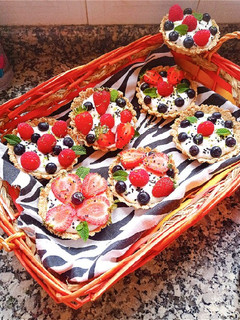 Una foto de Tartaletas veganas saludables de coco 🥥 y frutas 🍓🫐🍃