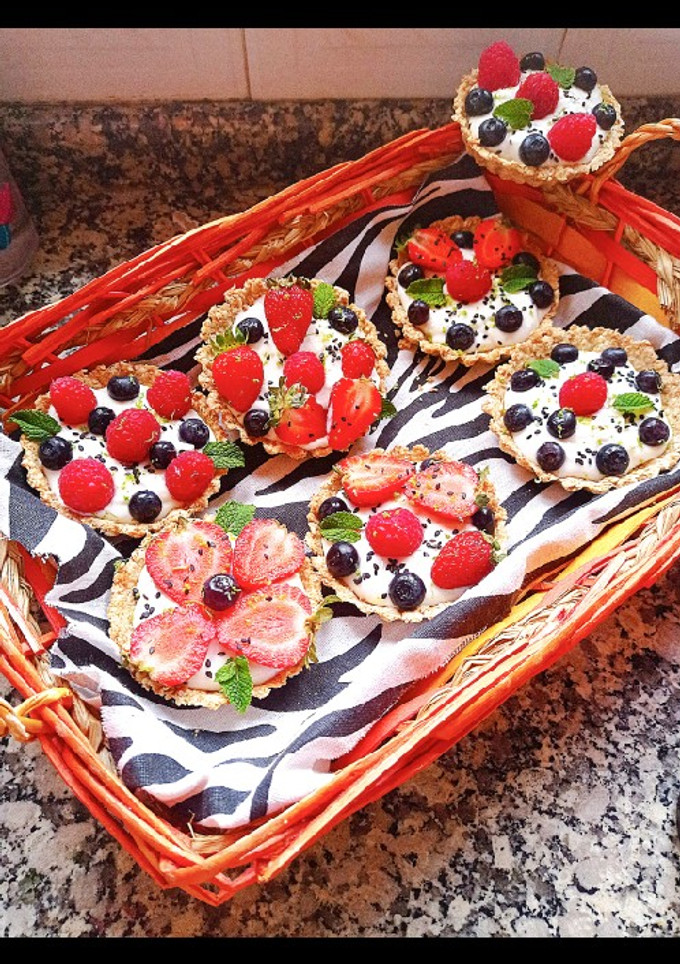 Una foto de Tartaletas veganas saludables de coco 🥥 y frutas 🍓🫐🍃