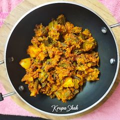 A picture of Besan wale bhindi aloo.