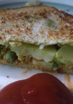 आलू सैंडविच (aloo sandwich recipe in Hindi) रेसिपी मुख्य फोटो