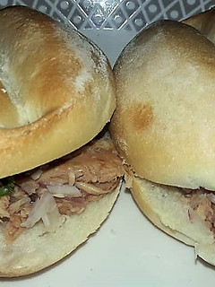 Una foto de Pan con Lomito de Atún a lo Carmelita
