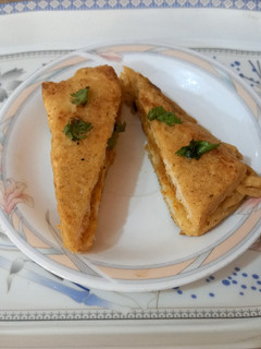 A picture of Bread sandwich 🥪with leftover potato 🥔 🥔.