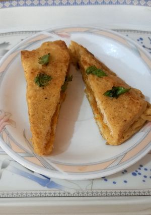 A picture of Bread sandwich 🥪with leftover potato 🥔 🥔.