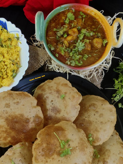 अजवाइन पूड़ी,आलू सब्जी(ajwain poodi, aloo sabzi recipe in Hindi) रेसिपी मुख्य फोटो