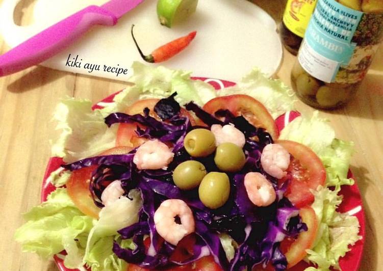 Cara Termudah Menyiapkan Mix Prawn Olive Salad with Thai Dressing Homemade Lezat Sekali