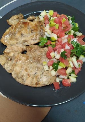 รูปของ สเต็กอกไก่ย่างน้ำผึ้งกับซัลซ่าแตงโมแอปเปิ้ลน้ำขิง