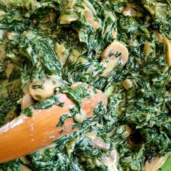 A picture of Creamy spinach and mushroom.