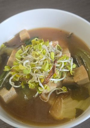 Miso leves sült pok choi-al és tofuval recept fotója