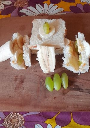 A picture of Fruit Sandwich.