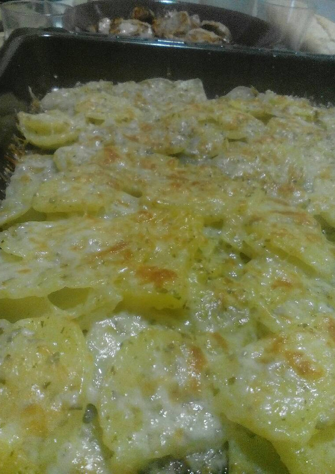 Una foto de Patatas con queso y hierbas provenzales