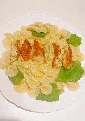 Una foto de Pollo con fideos y espinaca