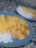 Arroz con guarnición de habas y salsa al curry tika