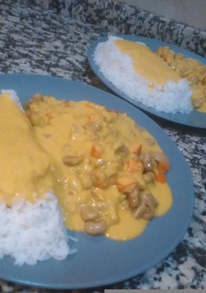 Una foto de Arroz con guarnición de habas y salsa al curry tika
