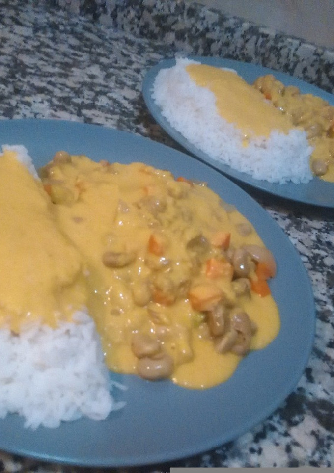 Una foto de Arroz con guarnición de habas y salsa al curry tika