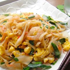 A picture of Easy Pad Thai with Dried Udon Noodles.