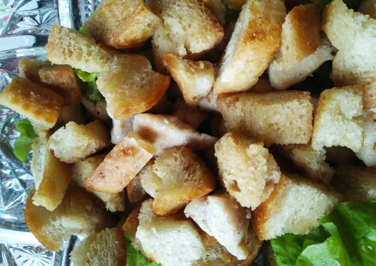 грудка с сухариками. салат с копчёной курицей и кукурузой и сухариками. куриная грудка в сухарях. салат из курицы с ананасами и сухариками. салат с сухариками ингредиенты.