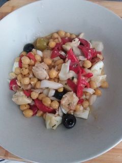 Una foto de 🥗Ensalada de garbanzos 🧆con pollo 🐔marinado