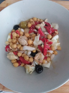 Una foto de 🥗Ensalada de garbanzos 🧆con pollo 🐔marinado
