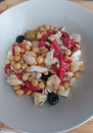 Una foto de 🥗Ensalada de garbanzos 🧆con pollo 🐔marinado