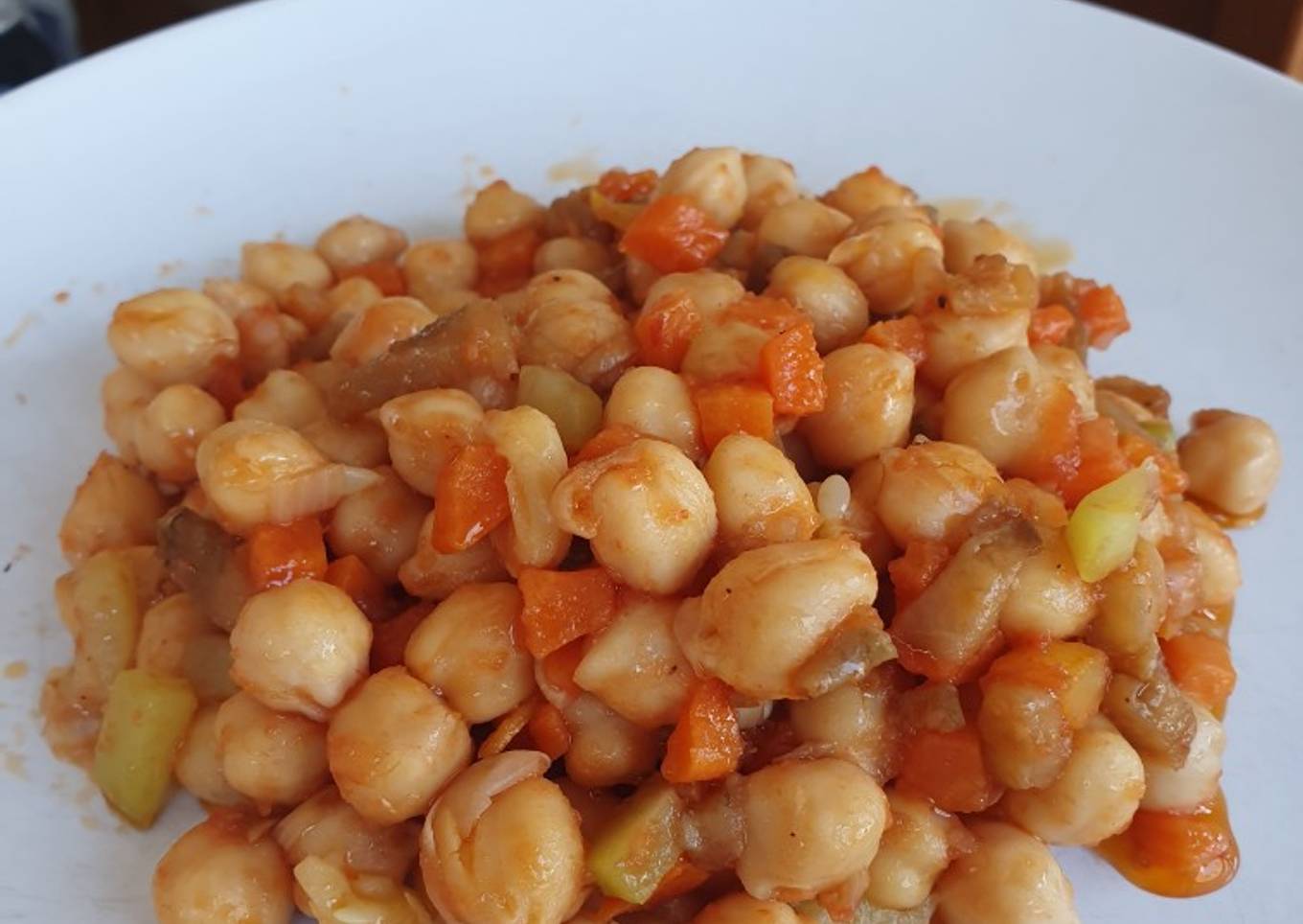 Garbanzos con pisto de zanahoria, calabacín y berenjena
