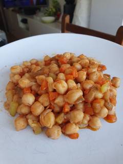 Una foto de Garbanzos con pisto de zanahoria, calabacín y berenjena