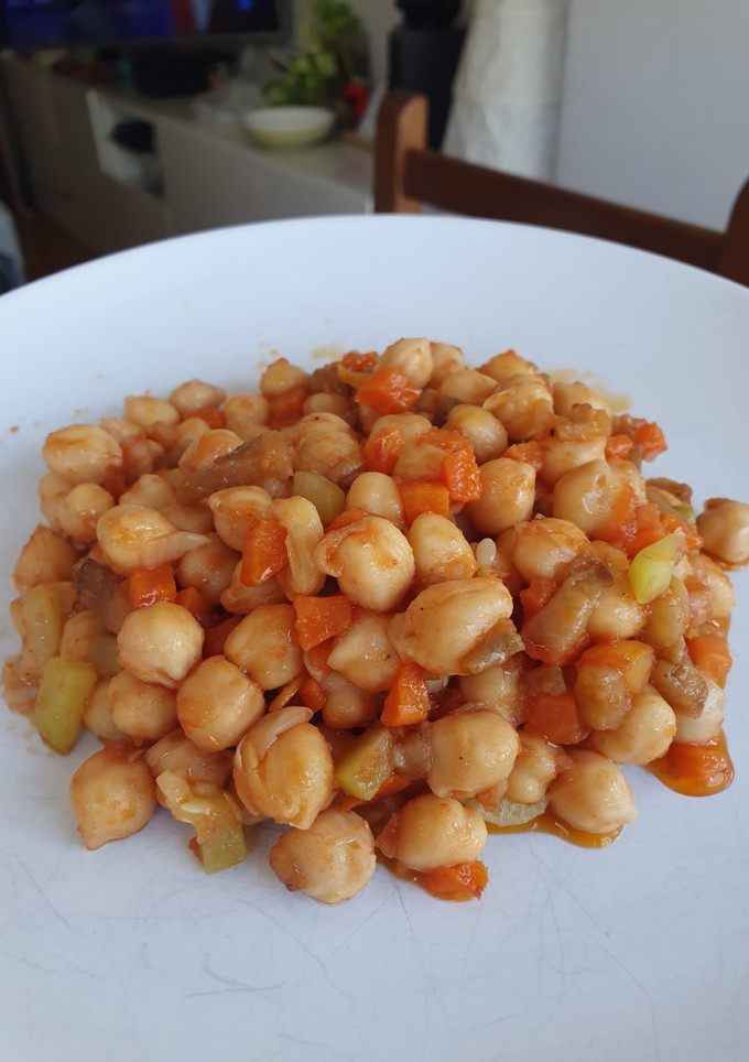 Una foto de Garbanzos con pisto de zanahoria, calabacín y berenjena