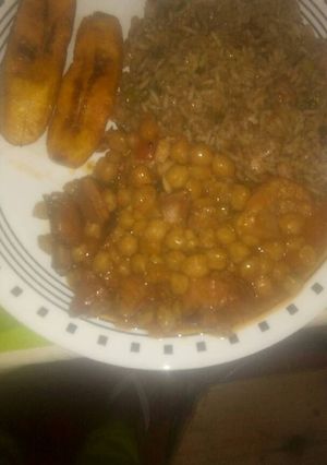 Una foto de Cocido de garbanzos con chuleta ahumada