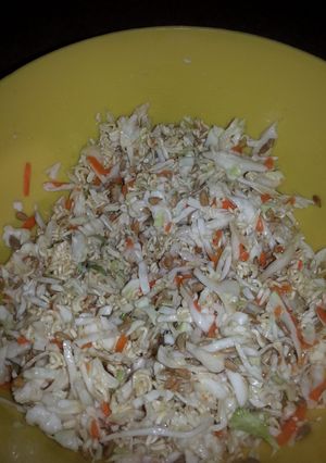 A picture of Ramen noodle coleslaw salad.