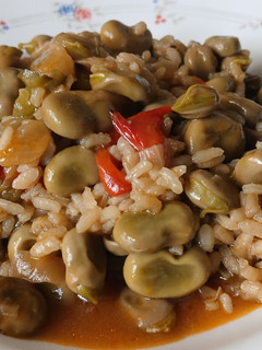 Una foto de Habas con arroz