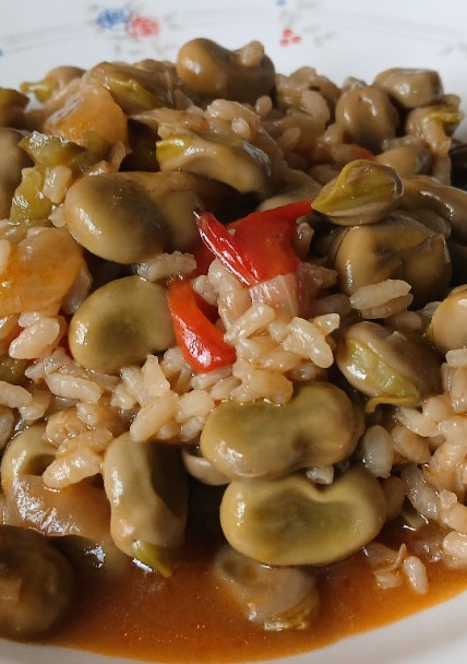 Una foto de Habas con arroz