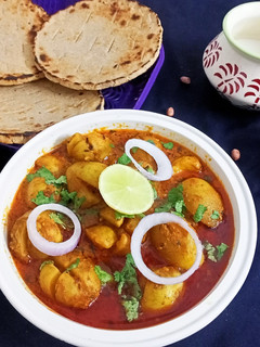 ભરેલા બટાકા નું શાક (Bharela Bataka Shak Recipe In Gujarati) રેસીપી મુખ્ય ફોટો