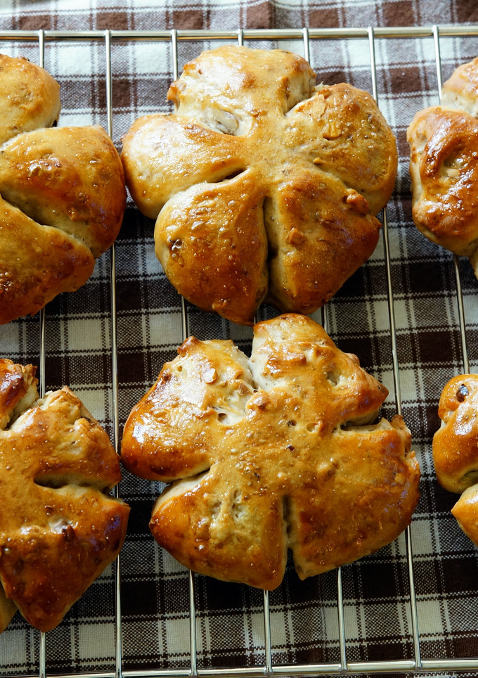 A picture of Walnut bread.