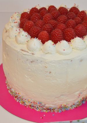 Une photo de Layer cake vanille framboise