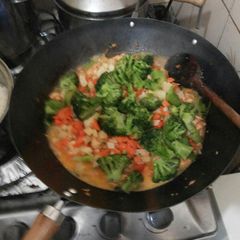 A picture of Diced chicken with vegetables and brocoli..