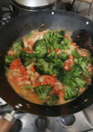 A picture of Diced chicken with vegetables and brocoli..
