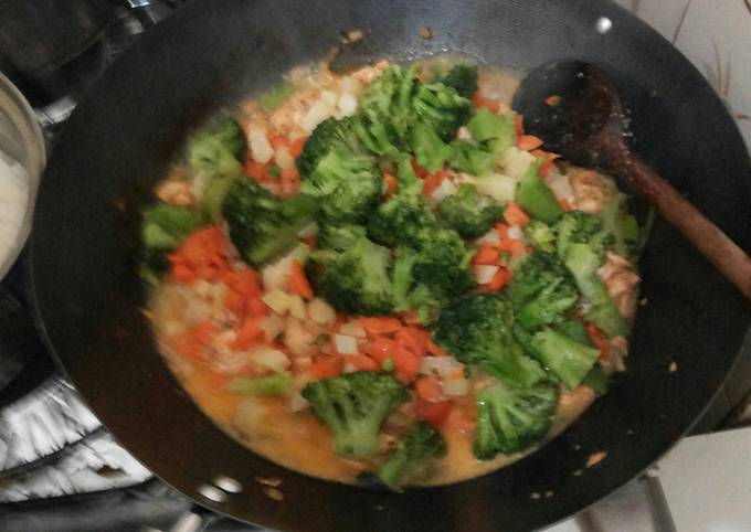 Diced chicken with vegetables and brocoli.