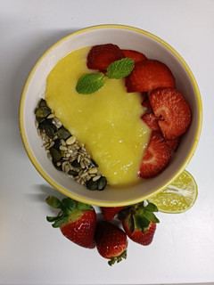 Una foto de Avena con fresas, manzana y lima