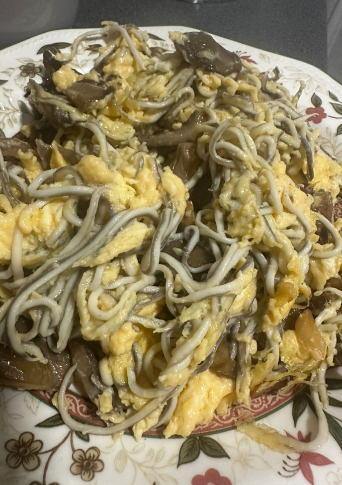 Una foto de Revuelto de setas y gulas
